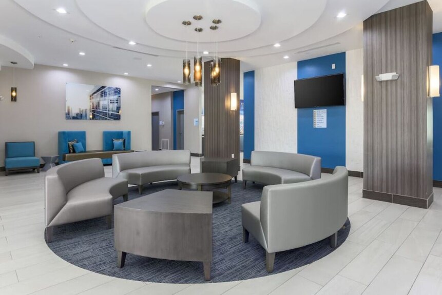 1 King Suite With Free Parking, Airport Shuttle And Breakfast Included - Pearland, TX