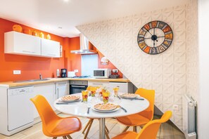 Fridge, microwave, oven, stovetop - Holiday Home 'Les Glycines 1' with Private Terrace, Balcony and Wi-Fi (Les epesses)
