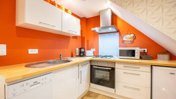 Réfrigérateur, micro-ondes, four, plaque de cuisson