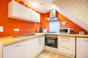 Een koelkast, een microgolfoven, een oven, een kookplaat