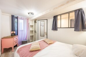 Iron/ironing board, WiFi - Holiday Home 'Les Glycines N1' with Private Terrace, Balcony & Wi-Fi (Les epesses)