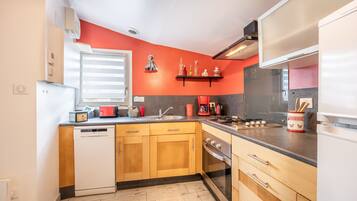 冰箱、微波炉、烤箱、炉灶