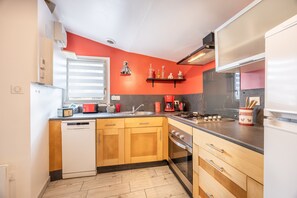 Een koelkast, een magnetron, een oven, een kookplaat