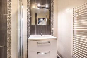 Douche, sèche-cheveux