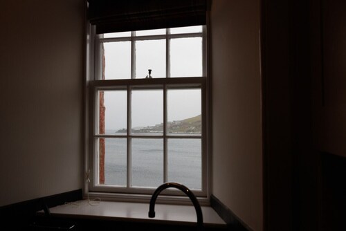 Coastal 1BR Apartment • Walk to Castle & Cafés