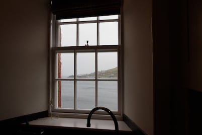 Coastal 1BR Apartment ⹠Walk to Castle & Cafés