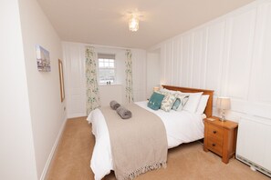 Tabla de planchar con plancha, wifi gratis y ropa de cama