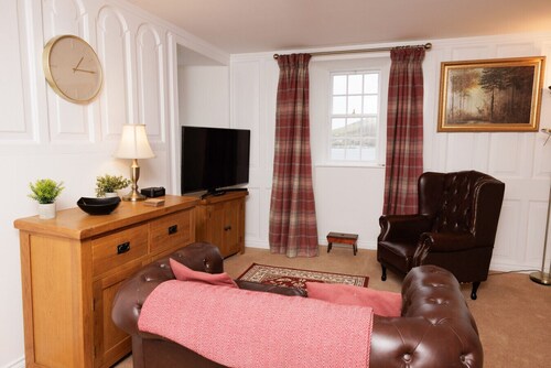 NEW to VRBO: Coastal 1BR Apartment • Walk to Castle & Cafés