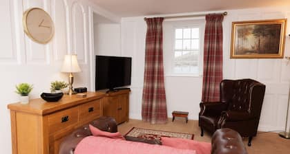 NEW to VRBO: Coastal 1BR Apartment ⹠Walk to Castle & Cafés