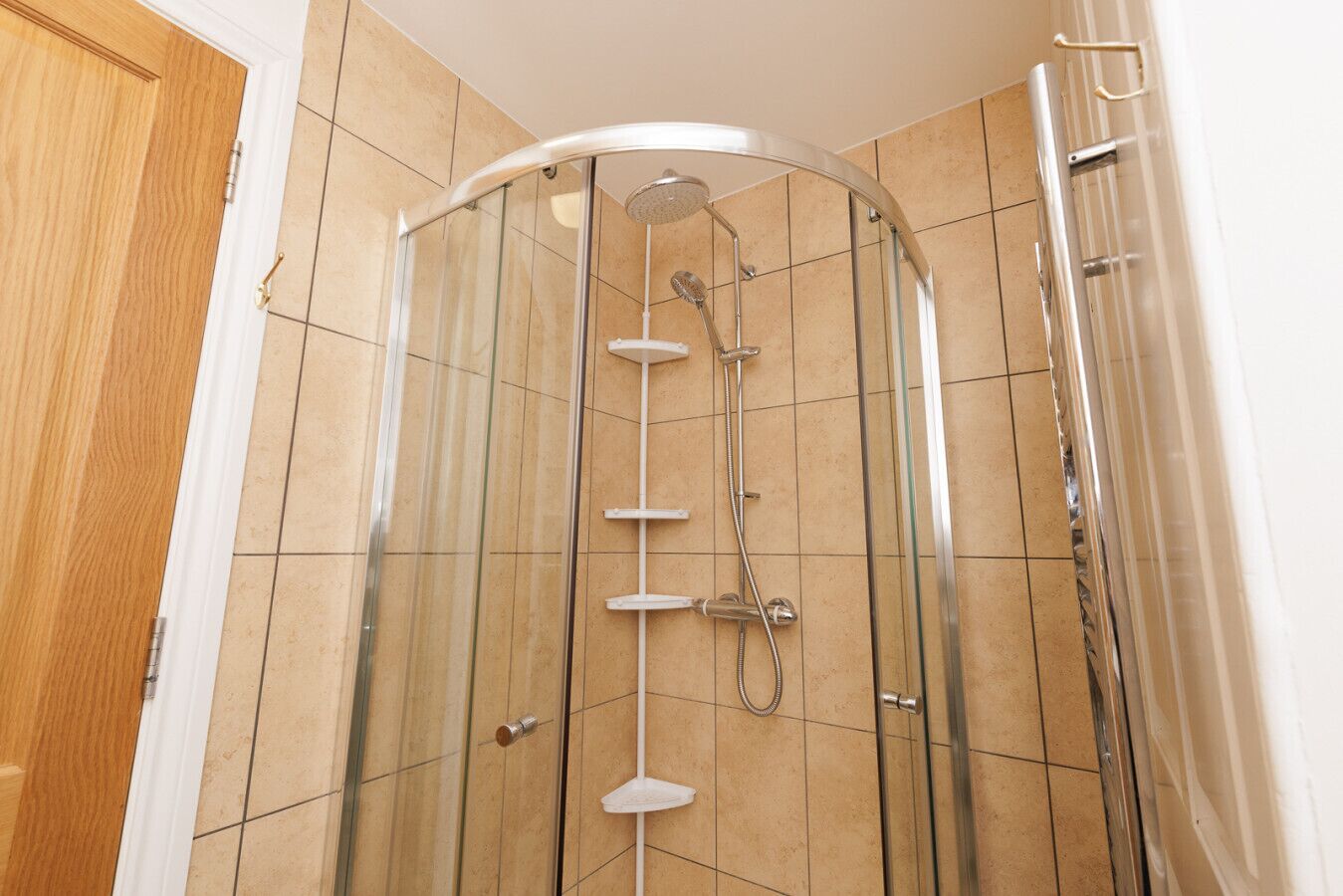 Douche, sèche-cheveux, serviettes fournies