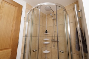 Doccia, asciugacapelli, asciugamani, sapone