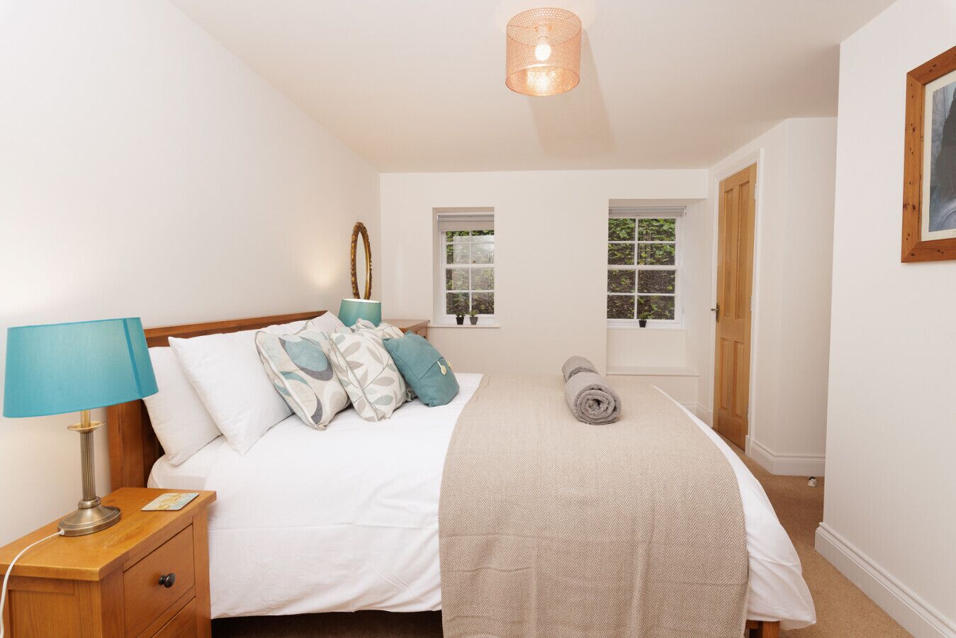 Tabla de planchar con plancha, wifi gratis y ropa de cama 