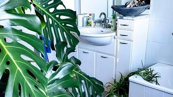 Een douche, een haardroger, handdoeken