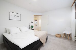 Escritorio, wifi y ropa de cama 