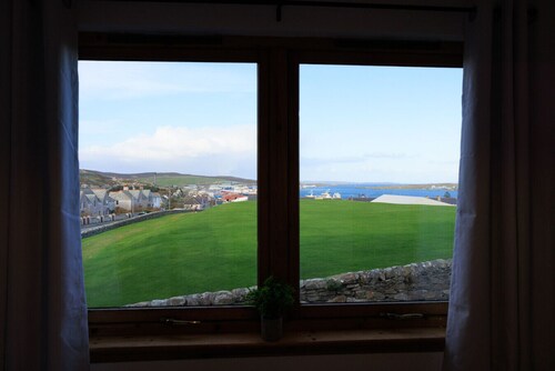 Central Lerwick; Pet-Friendly 2-Bed Apartment