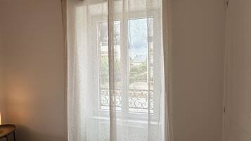 Een strijkplank/strijkijzer, wifi, beddengoed