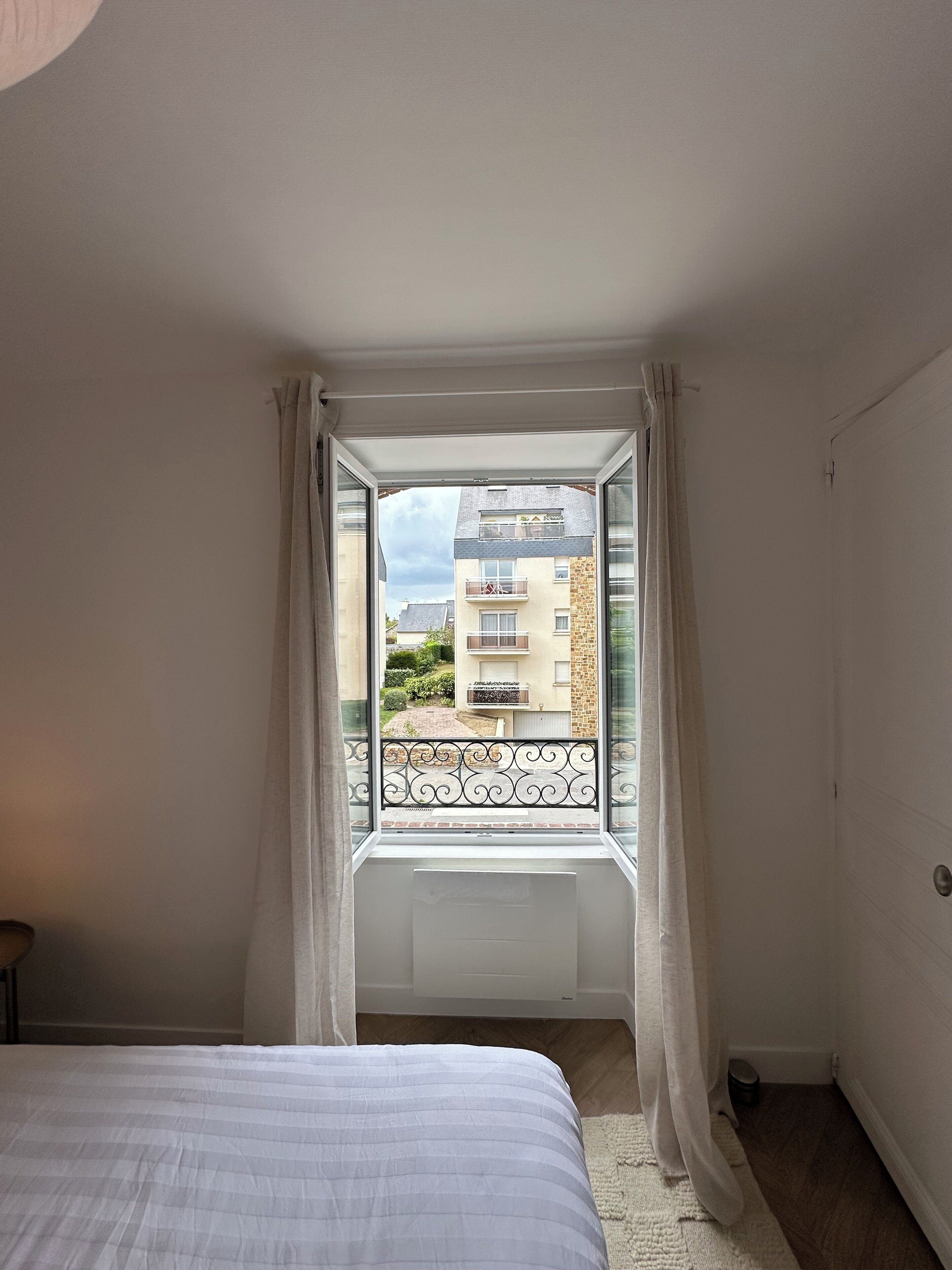 Tabla de planchar con plancha, wifi, ropa de cama