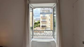 Iron/ironing board, WiFi, bed sheets