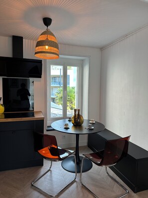 Dining - Gardiner - 200m to market square, 500m to beach (Dinard)