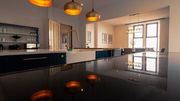 Geladeira, micro-ondas, fogão, cooktop