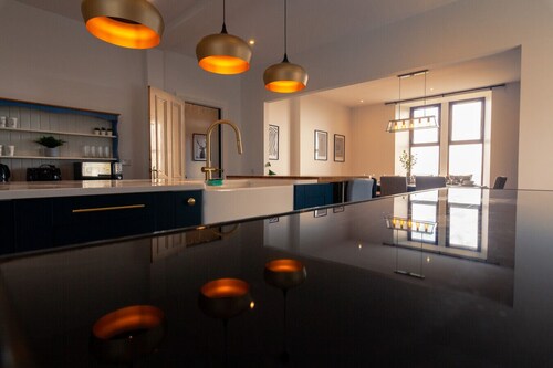 NEW Luxury 5BR Sea View Stay; Log Burners, Garden