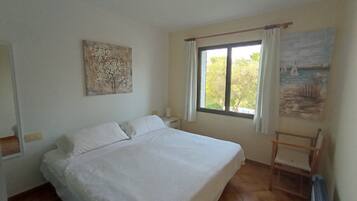 Tabla de planchar con plancha, wifi, ropa de cama