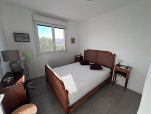 2 habitaciones, tabla de planchar con plancha, wifi y ropa de cama 