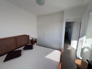 2 habitaciones, tabla de planchar con plancha, wifi y ropa de cama 