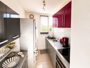 Refrigerador, microondas, horno y cafetera y tetera