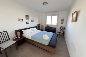 2 habitaciones, tabla de planchar con plancha, wifi y ropa de cama 