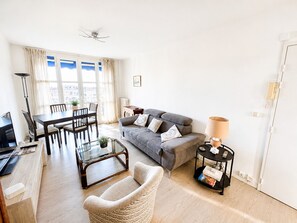 TV - Apartment close to the town center and the beach. (Saint-Raphaël)