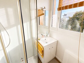 Shower, hair dryer, towels - Apartment close to the town center and the beach. (Saint-Raphaël)