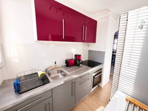 Fridge, microwave, oven, coffee/tea maker