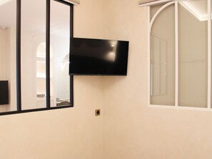 Interior - Chaumont Paris Suite (Paris)