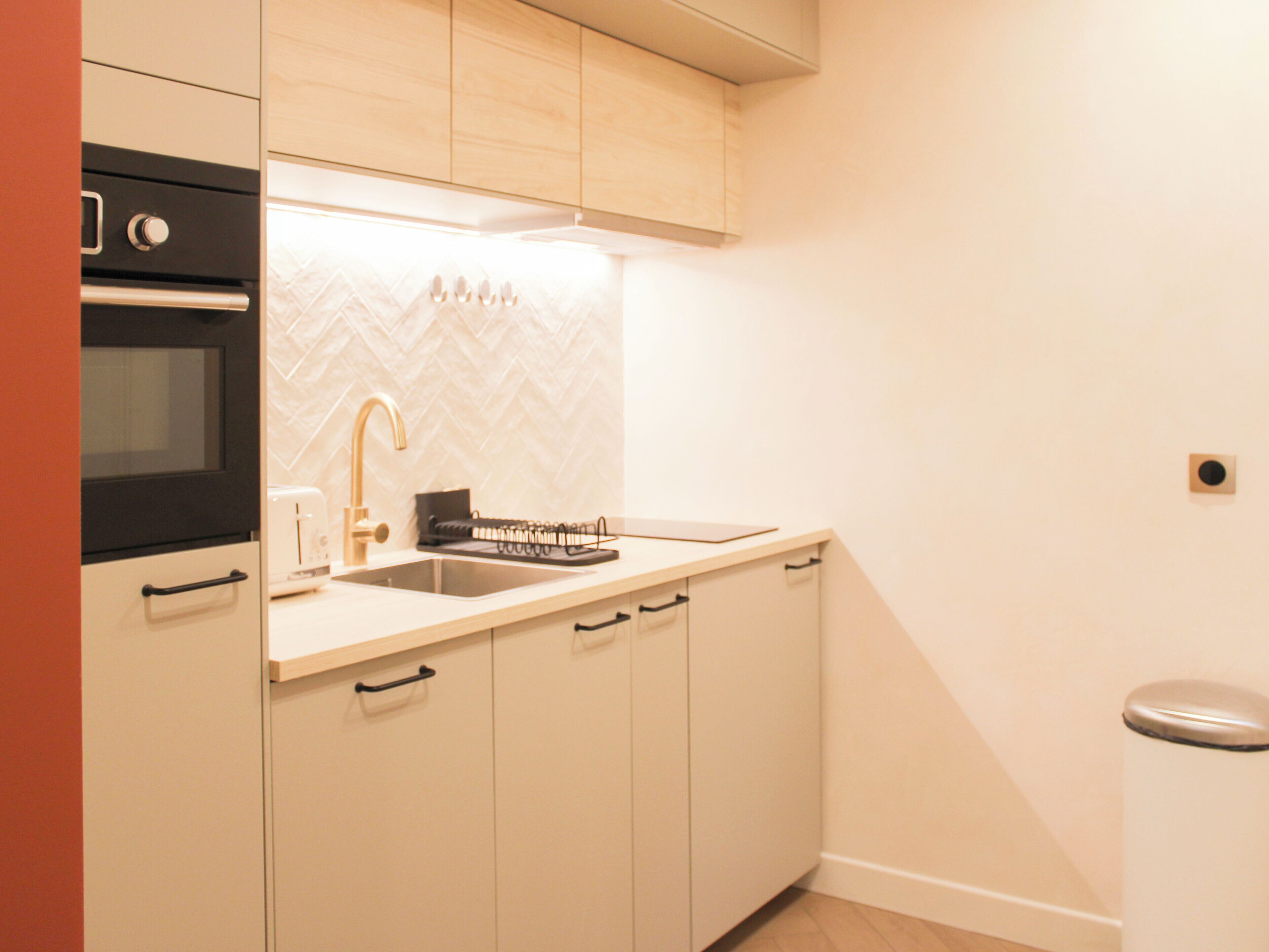 Een koelkast, een microgolfoven, een oven, een vaatwasser