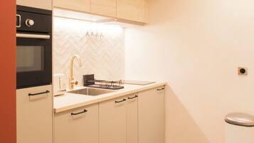 Een koelkast, een microgolfoven, een oven, een vaatwasser