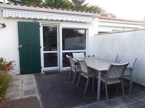 Outdoor dining - Holiday Home "Le Repos Marin" with Shared Pool, Private Terrace, and Communal Garden (Saint-Georges d'Oléron)