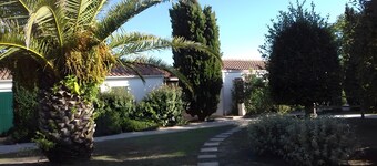 Casa vacacional «Le Repos Marin» con piscina compartida, terraza privada y jardín común