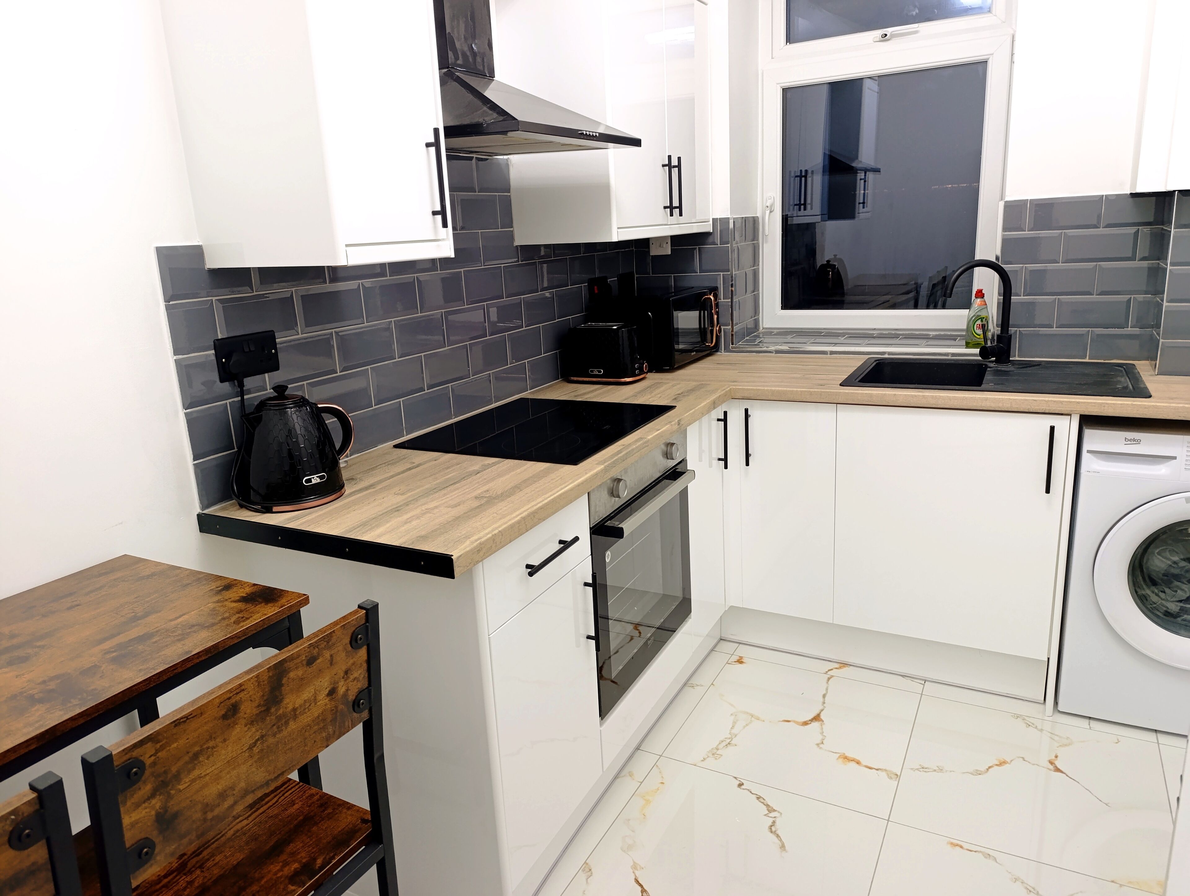 Kjøleskap, mikrobølgeovn, ovn og vannkoker