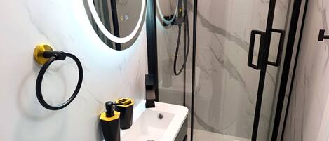 Douche, serviettes fournies, papier toilette