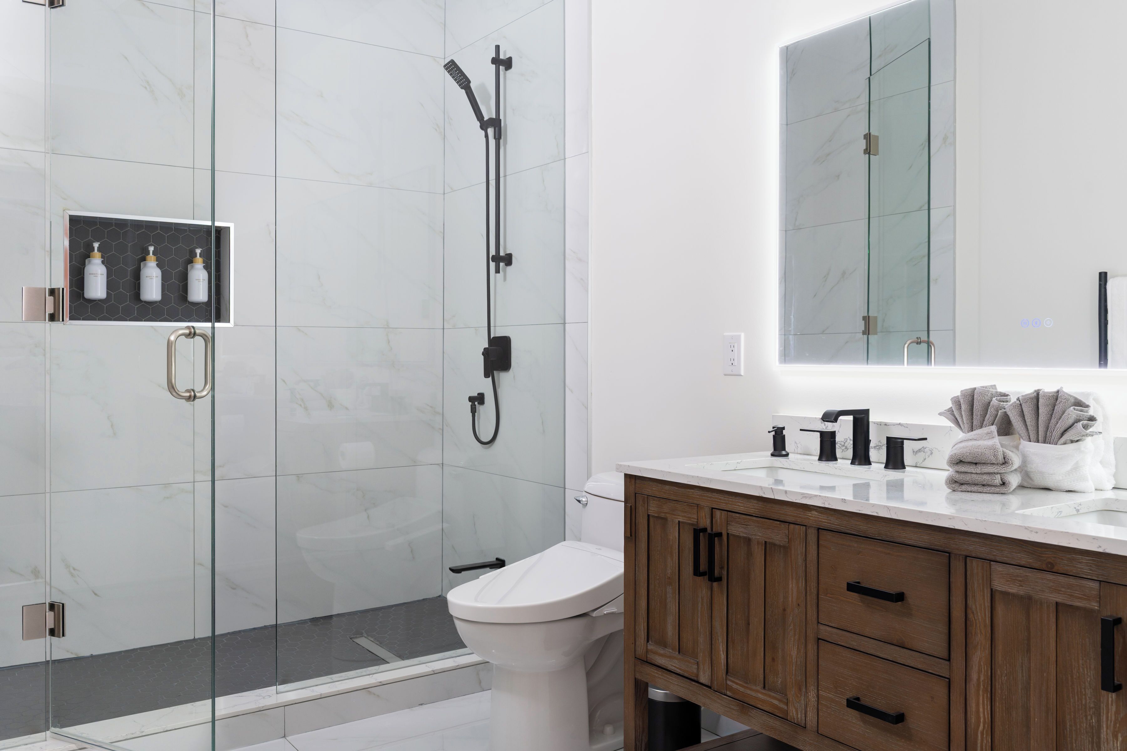 Dusche, Haartrockner, Bidet, Handtücher