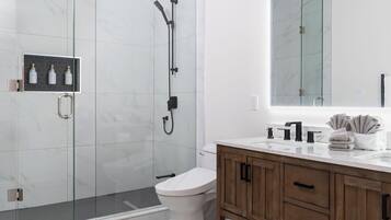 Dusche, Haartrockner, Bidet, Handtücher