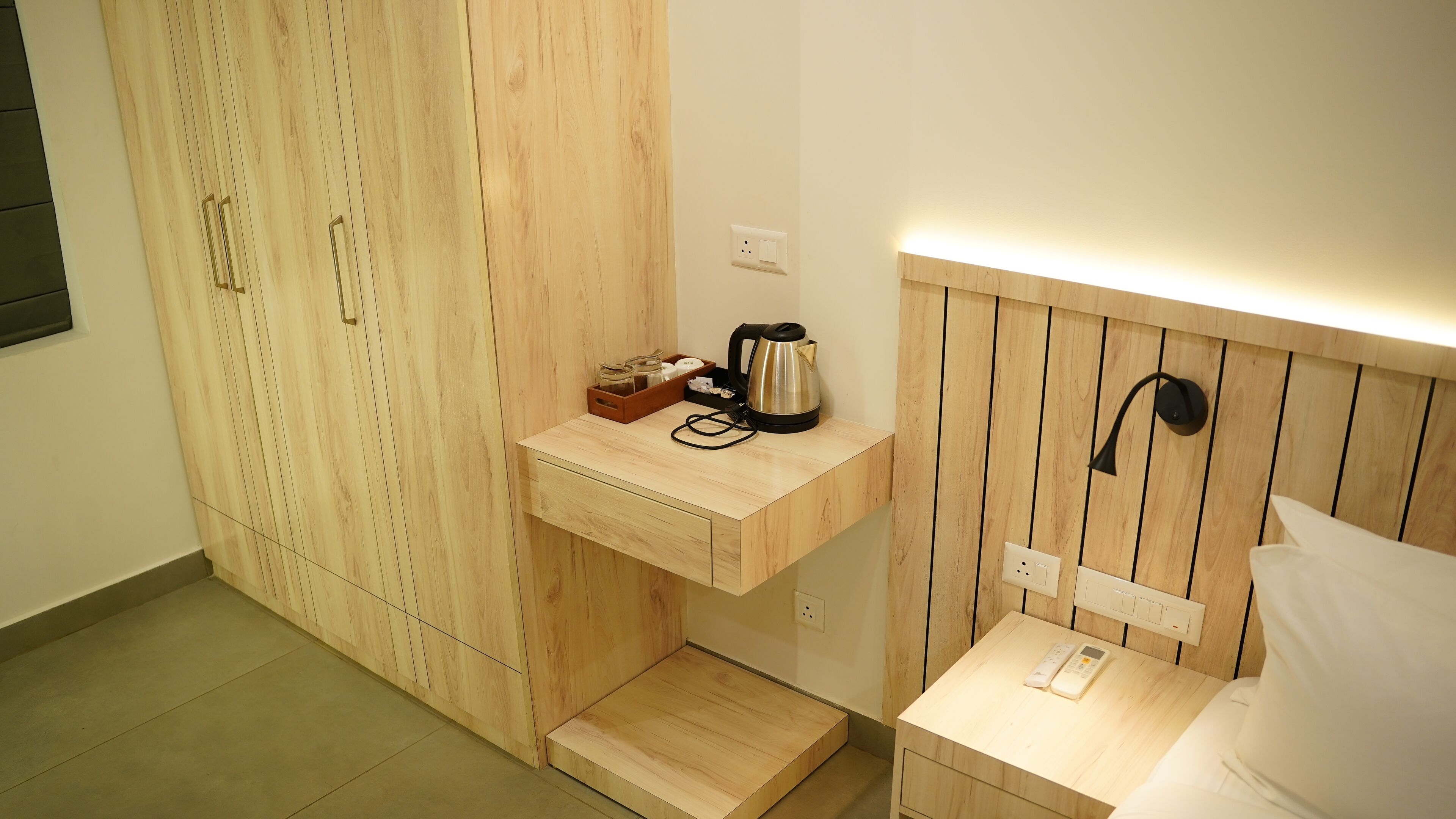 デスク、ノートパソコン用作業スペース、WiFi (無料)