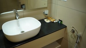 مكتب ومساحة عمل للكمبيوتر المحمول وواي فاي مجانًا