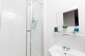 Dusch, hårtork, handdukar och tvål