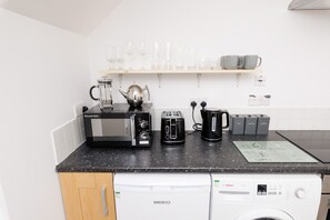 Kylskåp, mikrovågsugn, ugn och spishäll