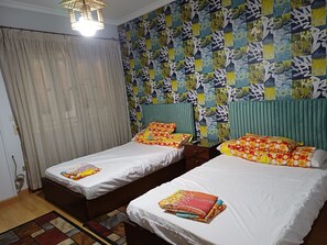 Tabla de planchar con plancha, wifi y ropa de cama 