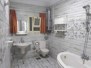 Bidet, jabón, papel de baño 