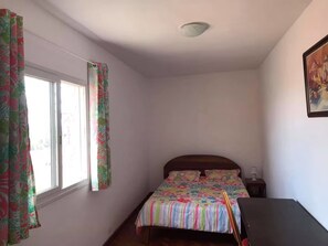 Tabla de planchar con plancha, wifi y ropa de cama 
