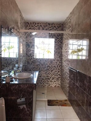 Douche, serviettes fournies, savon, papier toilette